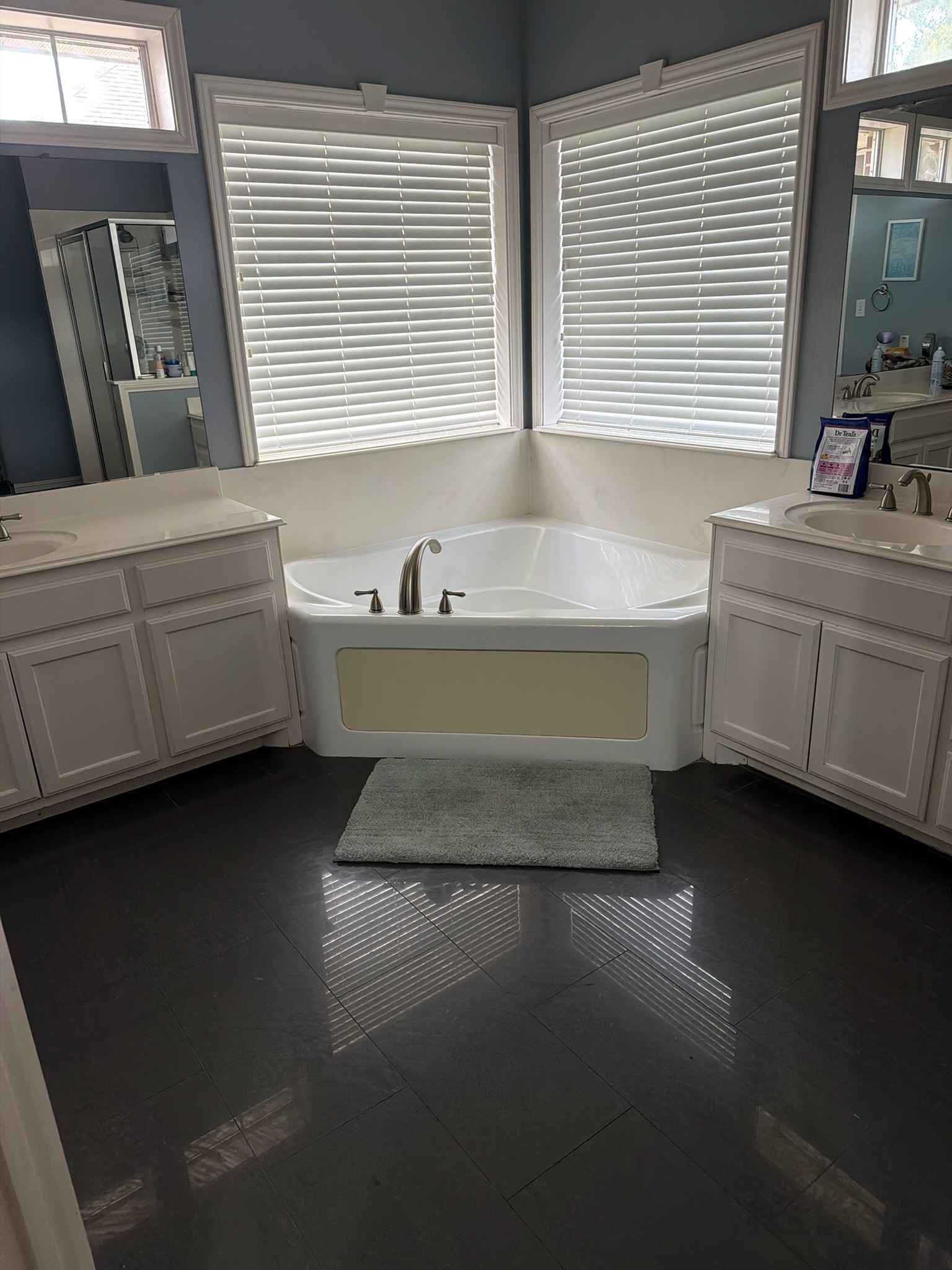 Bathroom deep cleaning in Nederland, Texas